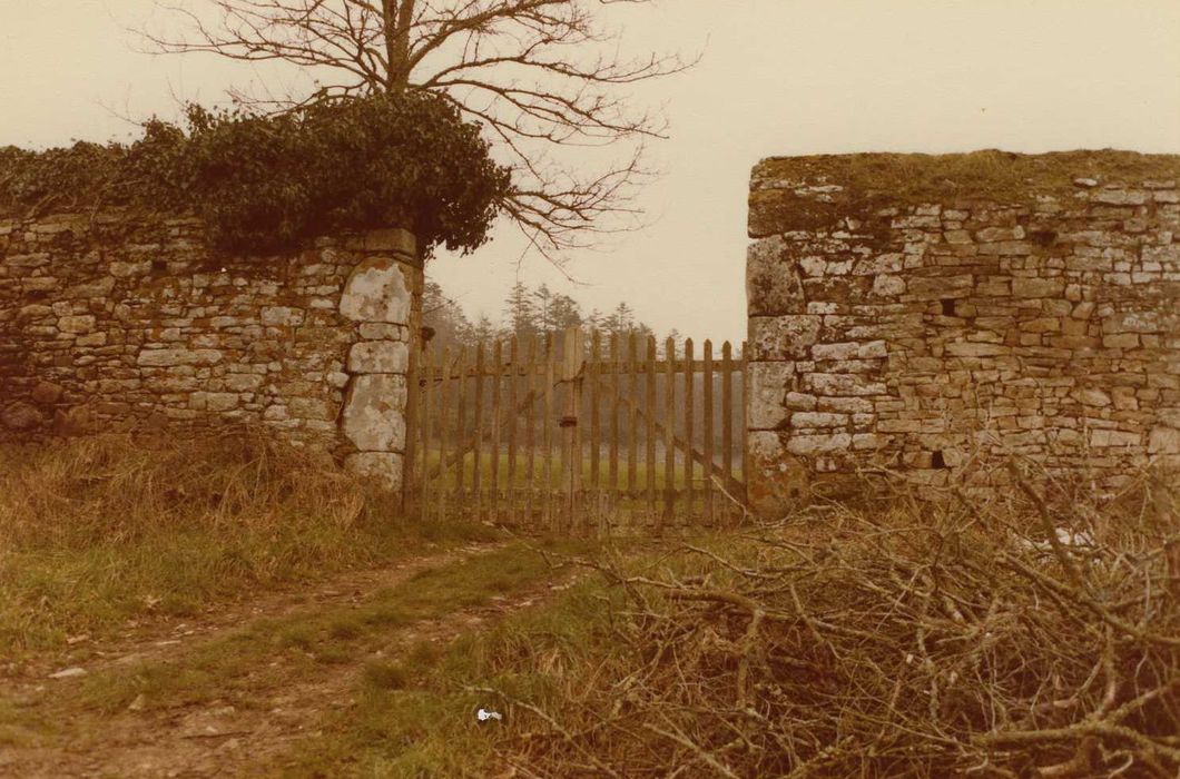 Château du Plessis-Josso : Remparts du verger, ancien porche d’accès sur la partie sud-ouest, vue générale