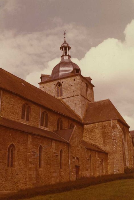 Eglise de la Trinité : Façade latérale sud, vue partielle