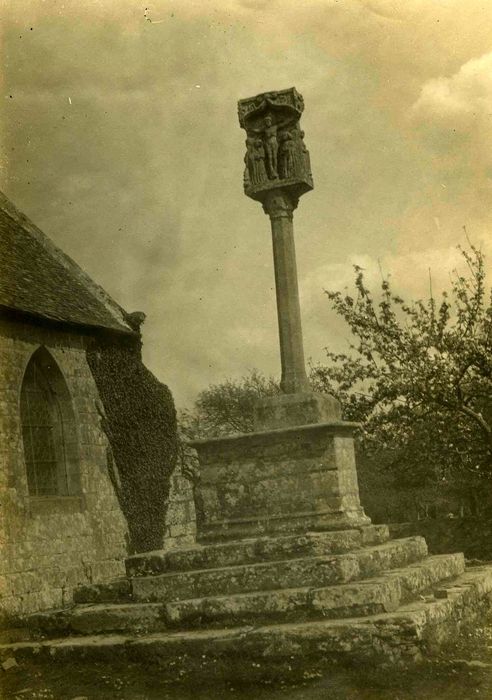 Croix du 16e siècle située près de la chapelle du Rohic