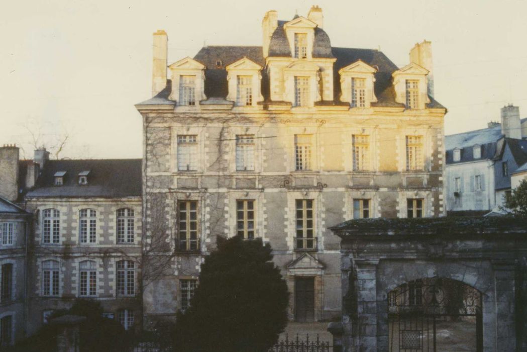 Hôtel de Limur : Façade sur cour, vue générale