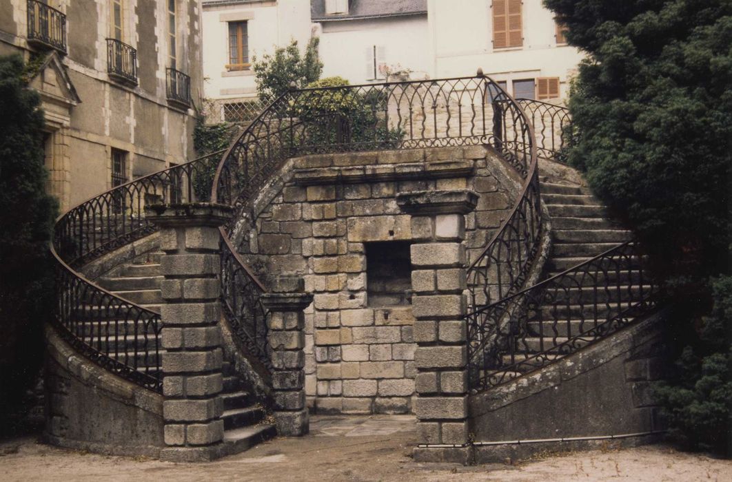 Hôtel de Limur : Escalier de communication entre la cour principale et le Petit Hôtel