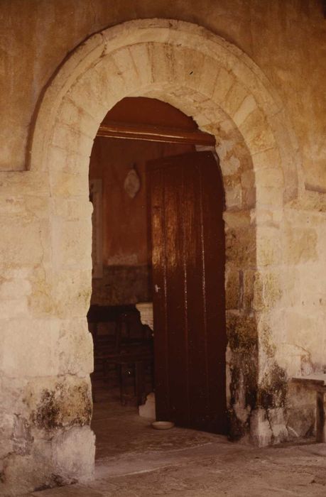 Eglise Saint-Germain : Porte cintrée à l’ouest dans la façade romane, vueg énérale