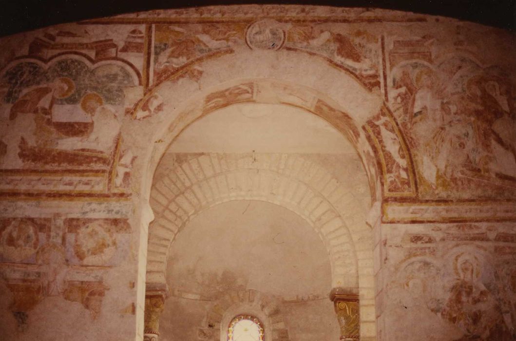 Eglise Saint-Germain : Peintures monumentales du mur est de la nef, vue partielle