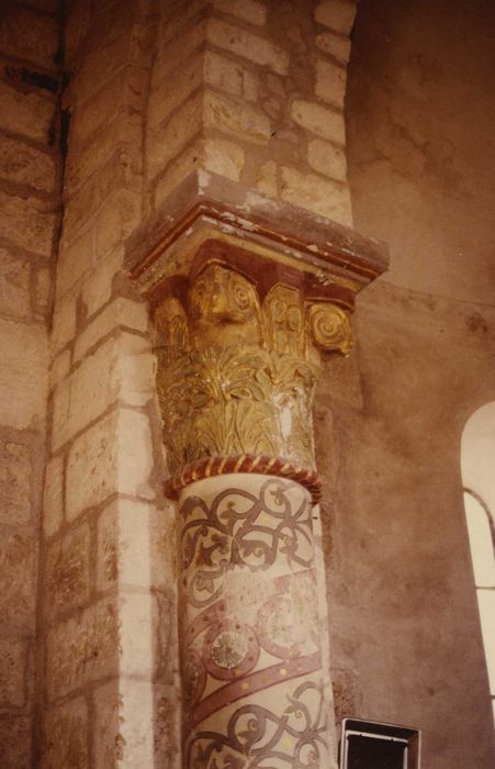 Eglise Saint-Germain : Peintures monumentales, nef, détail du chapiteau de la demi-colonne adossée au mur nord