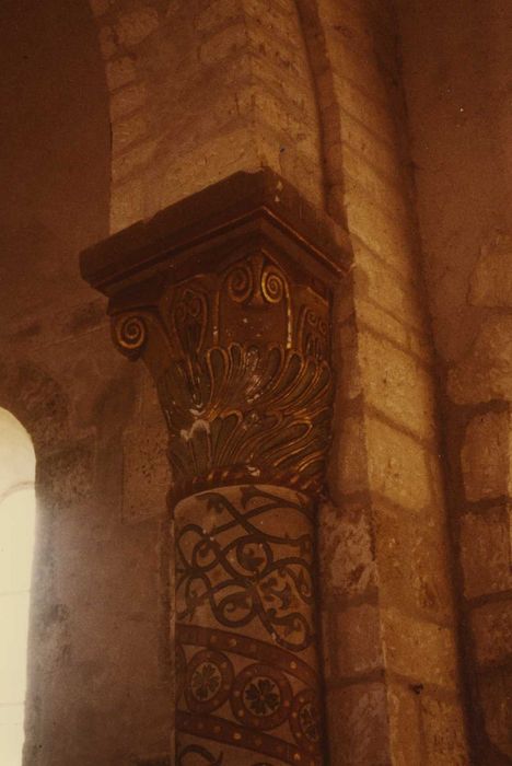 Eglise Saint-Germain : Peintures monumentales, nef, détail du chapiteau de la demi-colonne adossée au mur sud