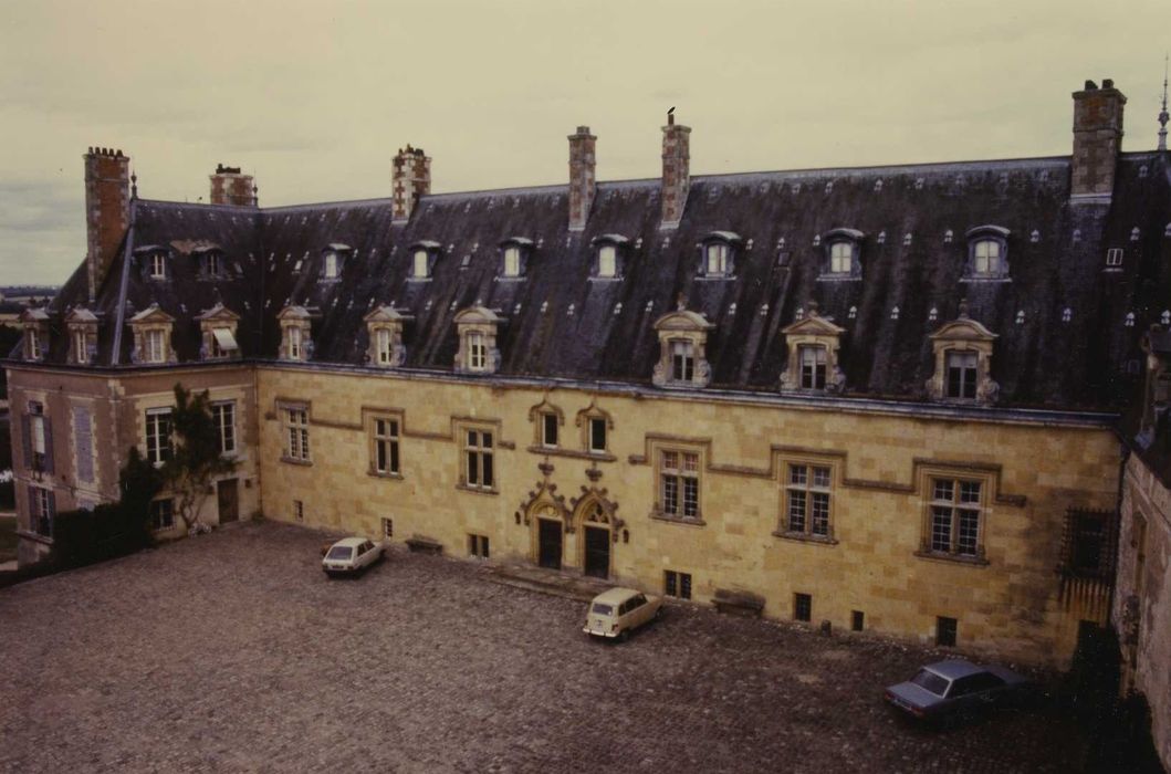 Château : Logis, cour intérieure, façade ouest, vue générale