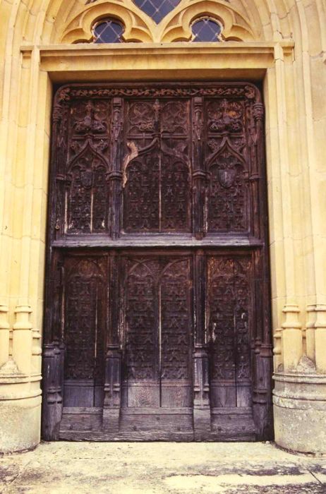 Château : Logis, cour intérieure, façade ouest, détail du vantail d’une des portes d’accès