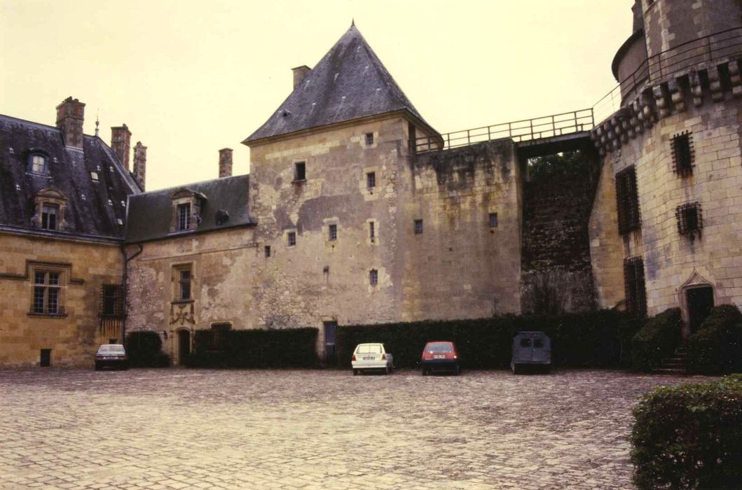 Château : Cour intérieure, aile sud, façade nord, vue générale