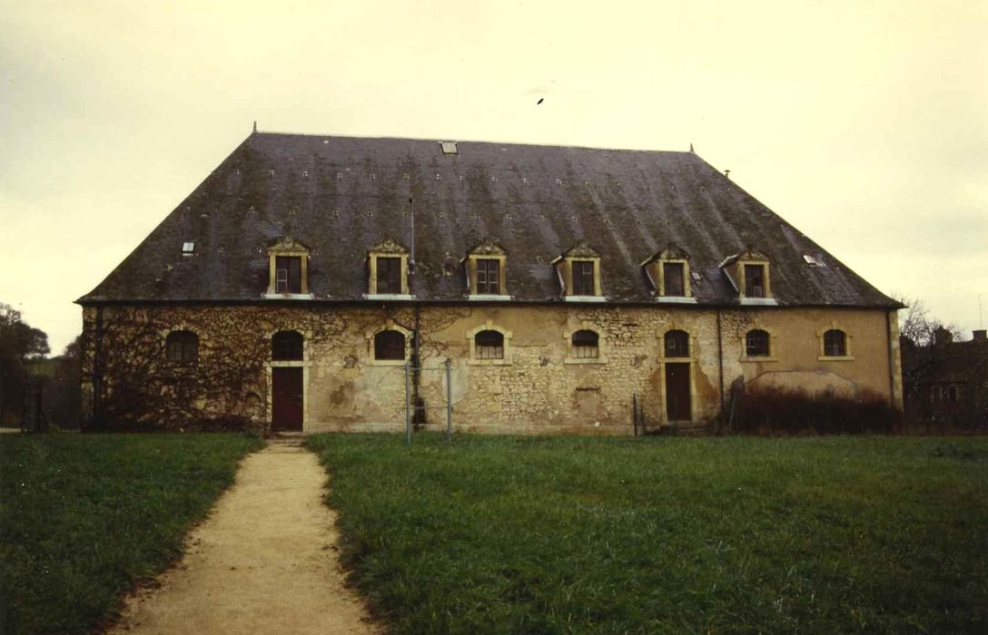 Château : Ecuries, façades sud-est, vue générale