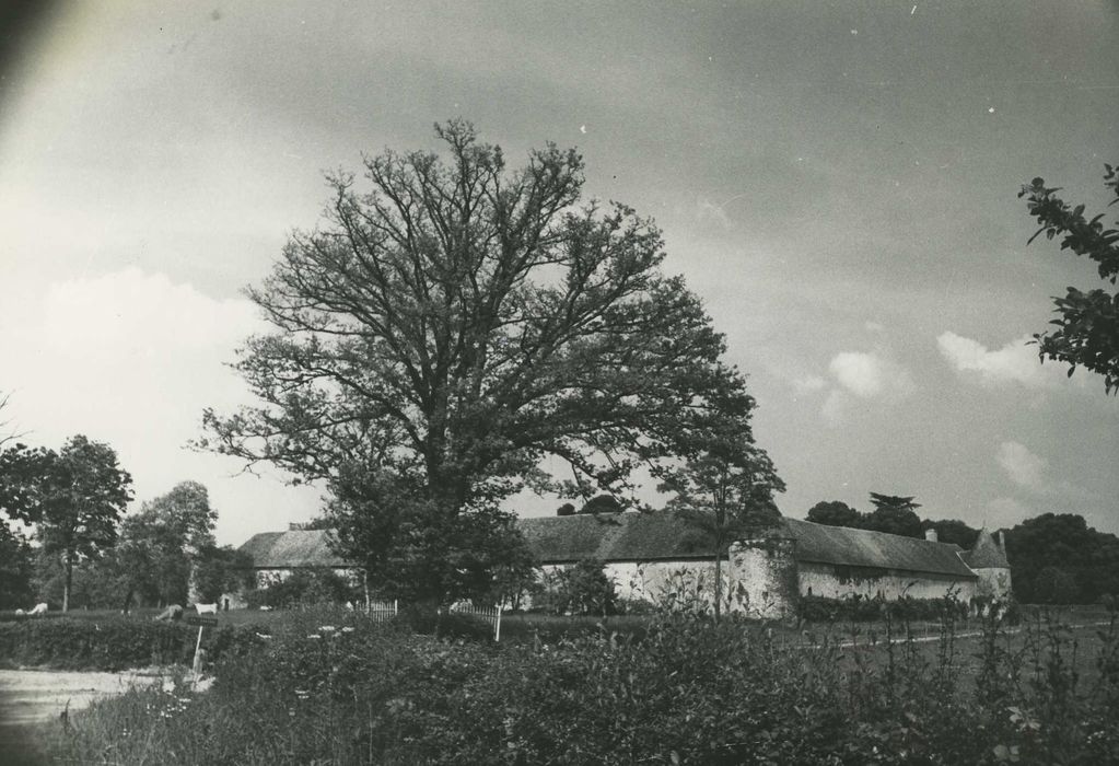 Château de la Vallée : Vue générale des bâtiments de ferme dans leur environnement