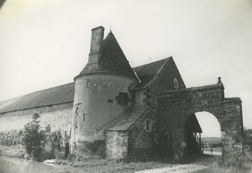 Château de la Vallée : Ferme, aile sud, façade et porche sud, vue générale