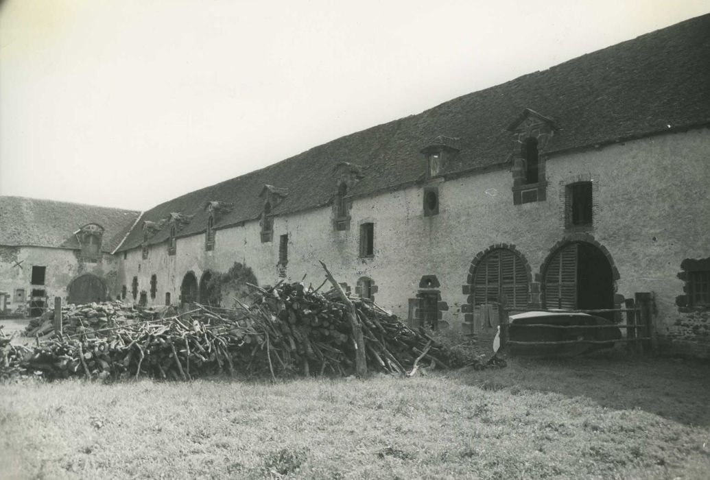 Château de la Vallée : Communs, aile ouest, façade est, vue générale