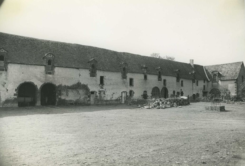 Château de la Vallée : Communs, aile ouest, façade est, vue générale