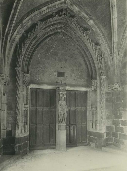 Eglise Saint-Martin : Portail ouest, vue générale