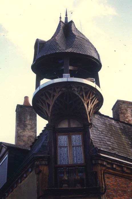 Maison dite Maison Bourdoiseau : Détail du balcon d’angle nord-ouest et de son faîtage