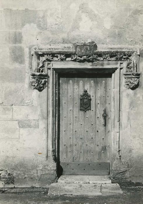 Château : Détail d’une porte d’accès à une des tours 