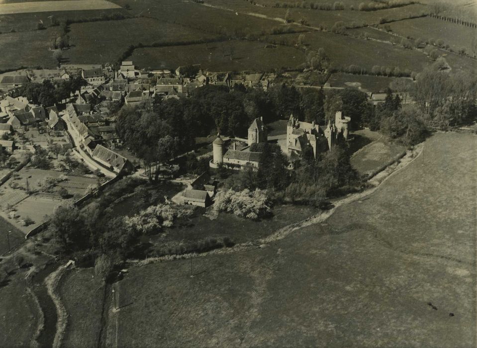 Château : Vue aérienne, vue générale du château dans son environnement