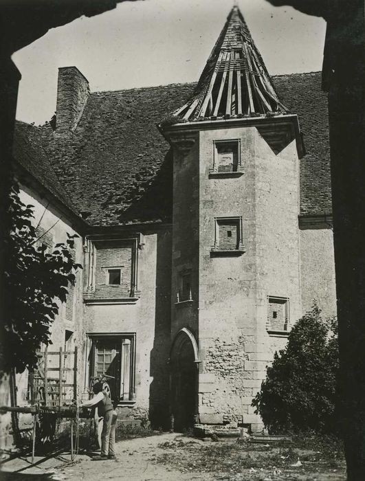 Château de Buranlure : Cour intérieure, logis, aile est, façade ouest, vue partielle