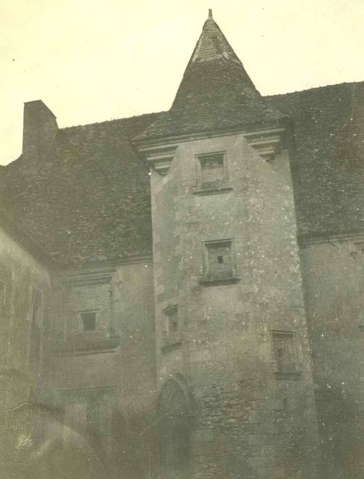 Château de Buranlure : Cour intérieure, logis, aile est, façade ouest, vue partielle