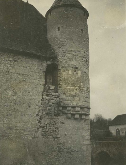 Château de Buranlure : Tourelle, angle nord-ouest, vue partielle