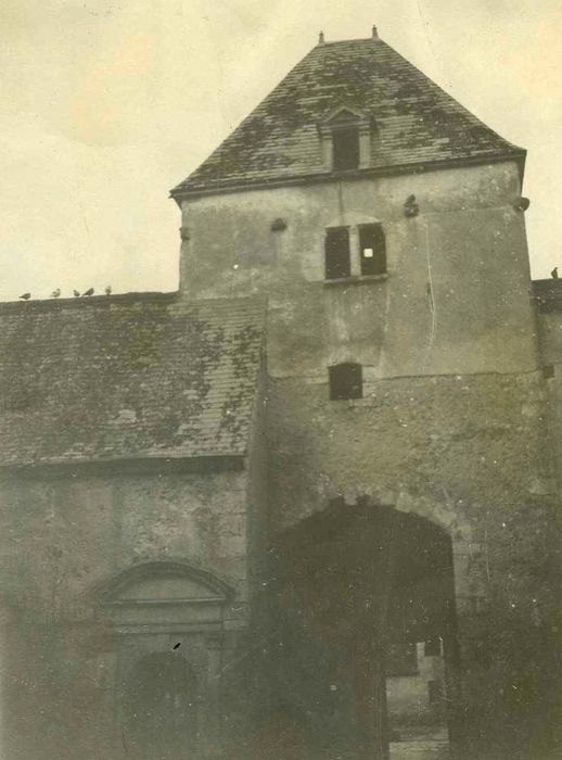 Château de Buranlure : Porche d’accès à la cour intérieure, élévation est, vue générale