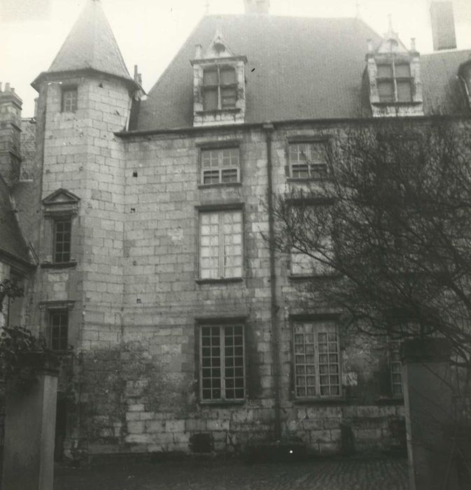 Hôtel Bastard : Façade sur cour du logis, vue partielle