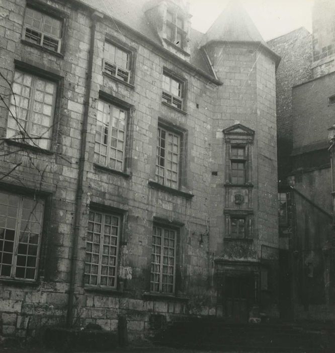 Hôtel Bastard : Façade sur cour du logis, vue partielle