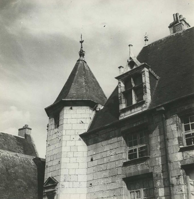 Hôtel Bastard : Façade sur cour du logis, tourelle de gauche, vue partielle