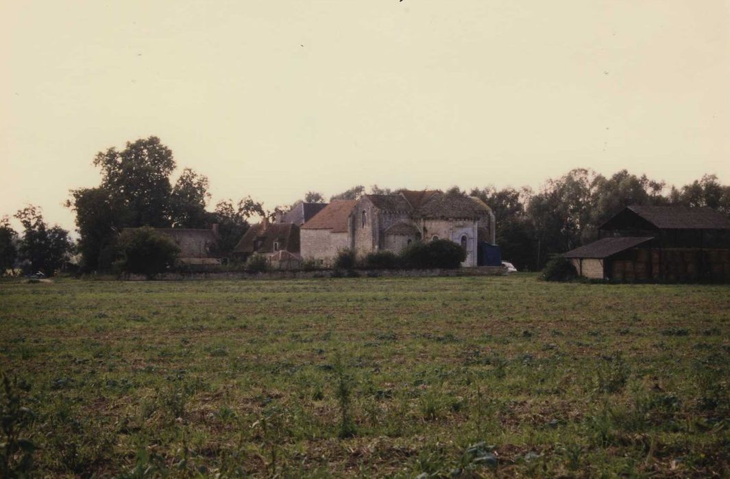 Eglise du prieuré Saint-Etienne d'Allichamps : Vue générale du prieuré dans son environnement