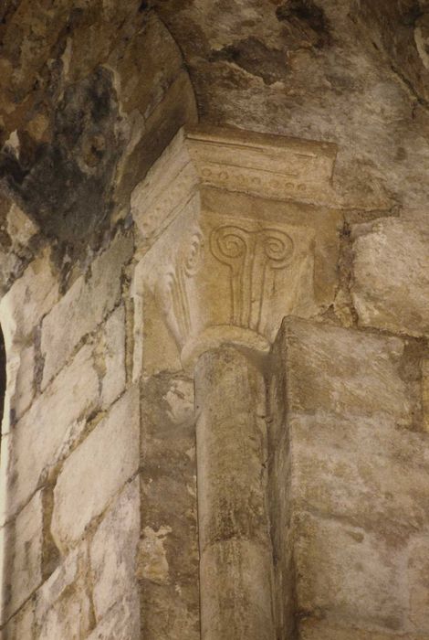 Eglise du prieuré Saint-Etienne d'Allichamps : Transept nord, détail d’un chapiteau