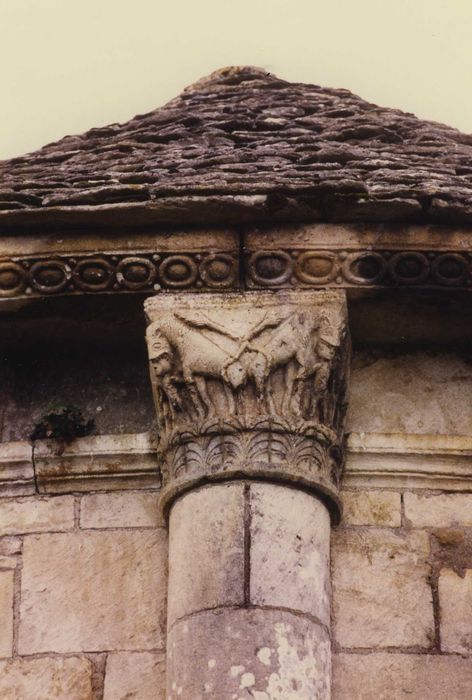 Eglise du prieuré Saint-Etienne d'Allichamps : Abside, détail d’un chapiteau