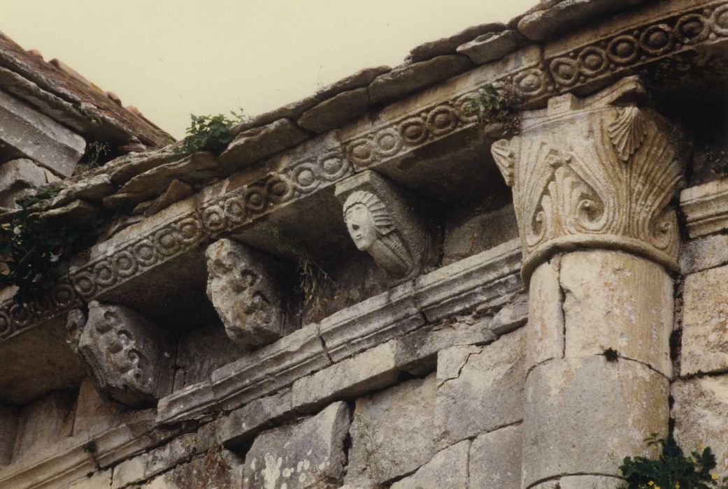 Eglise du prieuré Saint-Etienne d'Allichamps : Abside, détail d’un chapiteau et des modillons