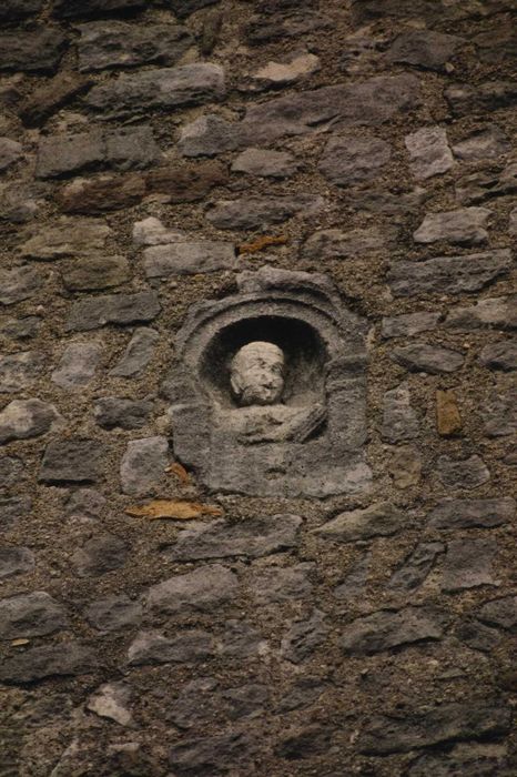 Eglise du prieuré Saint-Etienne d'Allichamps : Façade sud-ouest, détail d’un fragment de stèle en réemploi