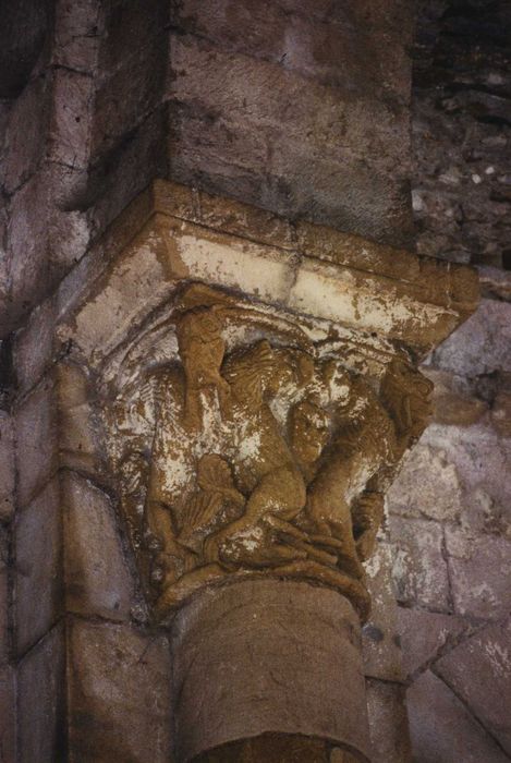 Eglise du prieuré Saint-Etienne d'Allichamps : Croisée du transept, pile nord-ouest, détail d’un chapiteau