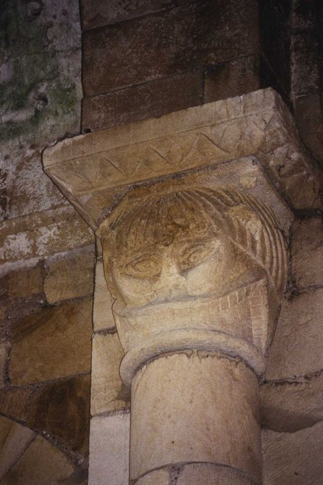 Eglise du prieuré Saint-Etienne d'Allichamps : Croisée du transept, pile sud-ouest, détail d’un chapiteau