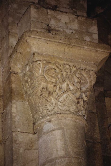 Eglise du prieuré Saint-Etienne d'Allichamps : Croisée du transept, pile sud-ouest, détail d’un chapiteau