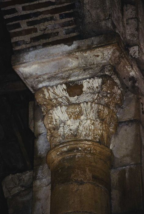 Eglise du prieuré Saint-Etienne d'Allichamps : Croisée du transept, pile nord-ouest, détail d’un chapiteau