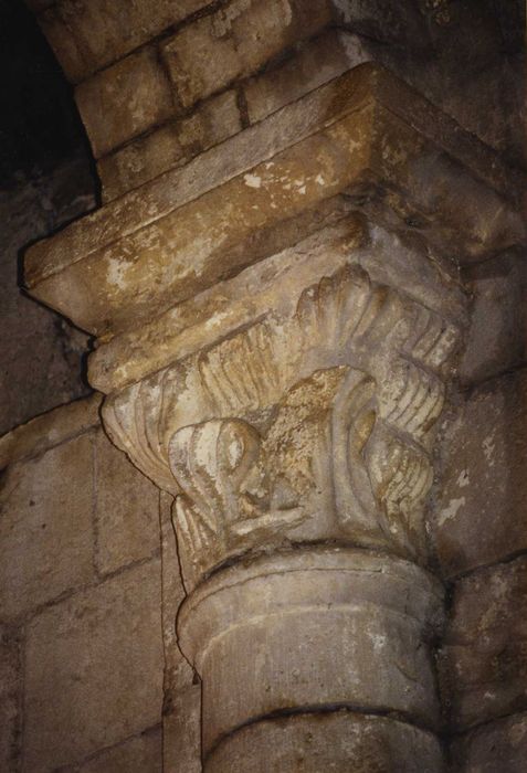 Eglise du prieuré Saint-Etienne d'Allichamps : Passage latéral nord, détail d’un chapiteau sculpté