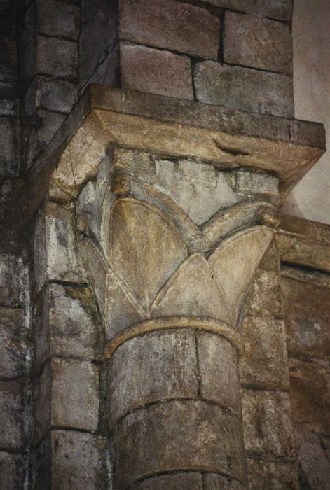 Eglise du prieuré Saint-Etienne d'Allichamps : Croisée du transept, pile nord-est, détail d’un chapiteau sculpté