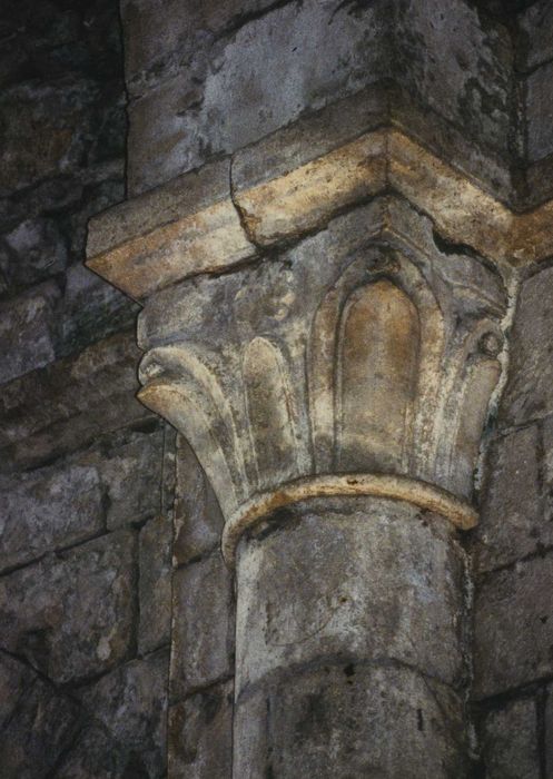 Eglise du prieuré Saint-Etienne d'Allichamps : Croisée du transept, pile nord-est, détail d’un chapiteau sculpté