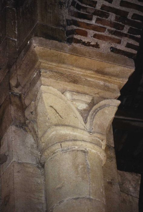 Eglise du prieuré Saint-Etienne d'Allichamps : Croisée du transept, pile sud-ouest, détail d’un chapiteau sculpté