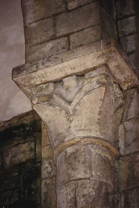 Eglise du prieuré Saint-Etienne d'Allichamps : Croisée du transept, pile sud-est, détail d’un chapiteau sculpté