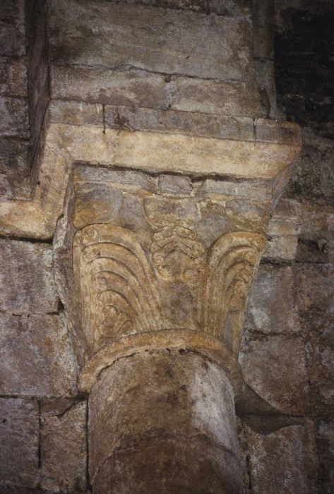 Eglise du prieuré Saint-Etienne d'Allichamps : Croisée du transept, pile sud-est, détail d’un chapiteau sculpté