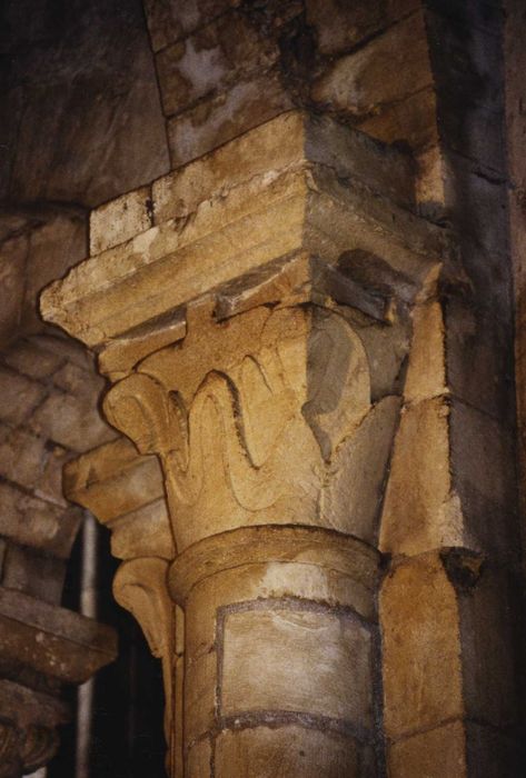 Eglise du prieuré Saint-Etienne d'Allichamps : Croisée du transept, pile nord-ouest, détail d’un chapiteau sculpté