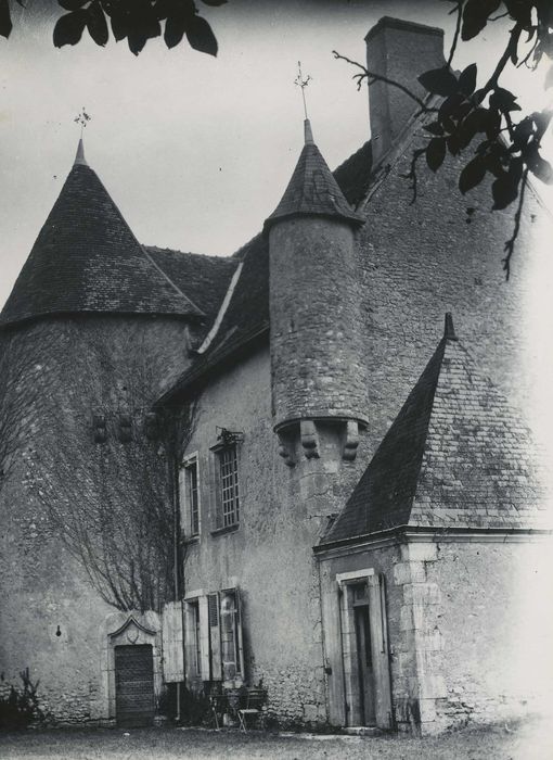 Château du Plessis : Façade nord-ouest, vue partielle