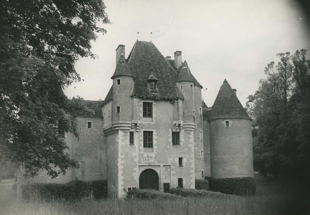 Château d'Yssertieux : Ensemble sud-est, vue générale