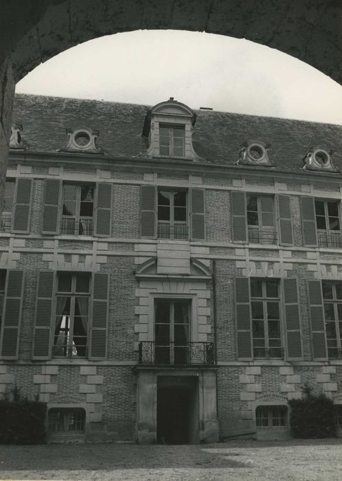 Château d'Yssertieux : Cour intérieure, façade sud-est, vue partielle