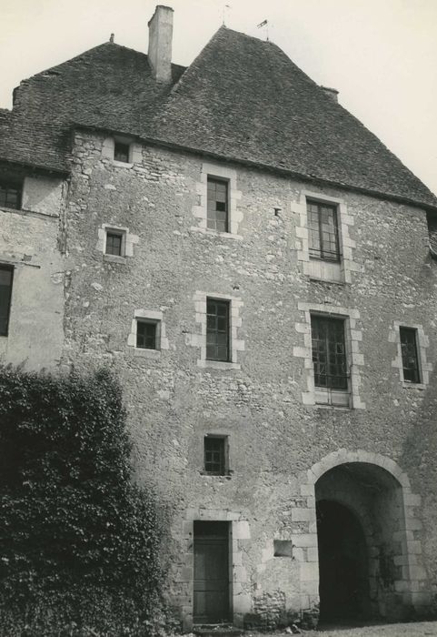 Château d'Yssertieux : Cour intérieure, façade nord-ouest de la porterie, vue générale