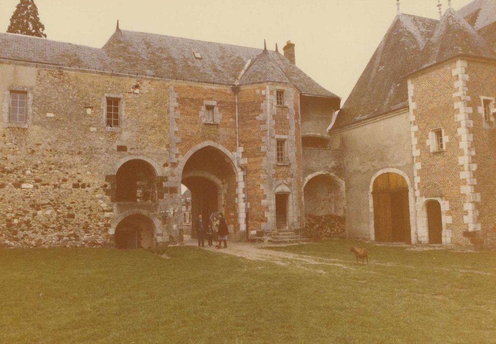 Château de Béthune : Cour intérieure, aile nord, façade sud, vue partielle