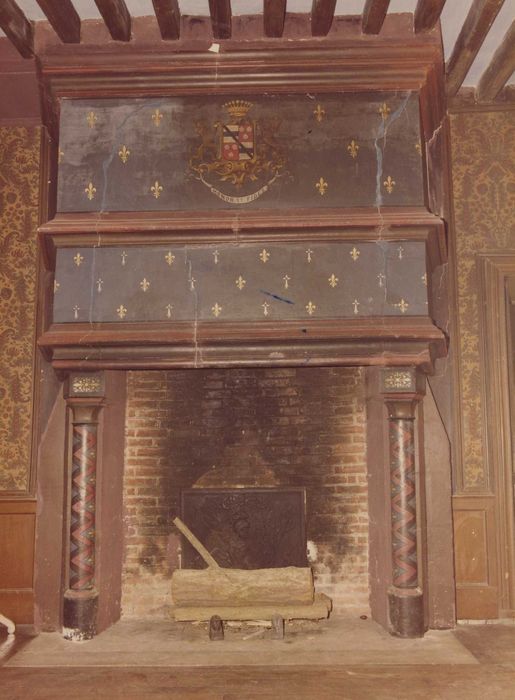 Château de Béthune : Logis, 1er étage, cheminée monumentale, vue générale